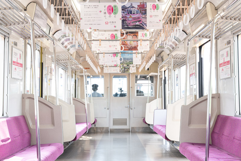 「北総線沿線活性化トレイン2026」車内（印西市車両）