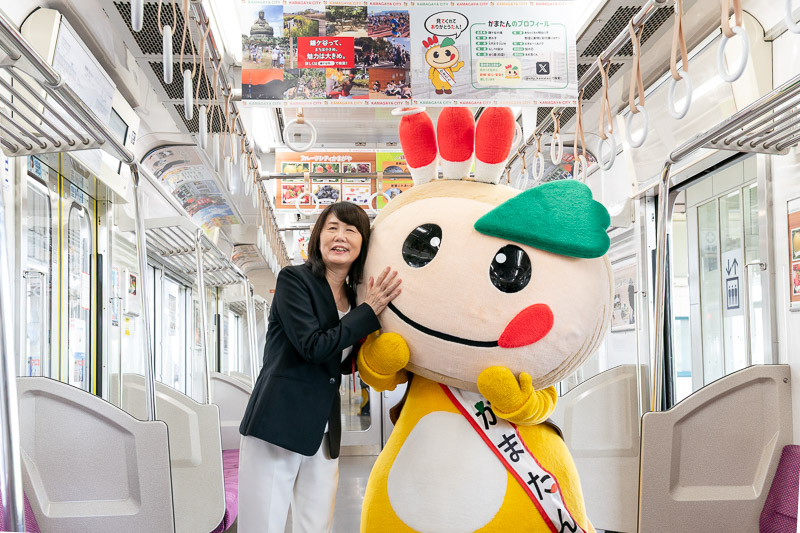 鎌ケ谷市マスコットキャラクター「かまたん」と芝田鎌ケ谷市長