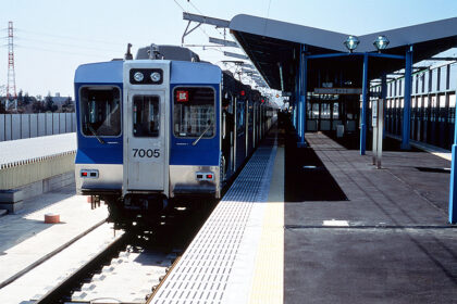 Ⅱ期線での試運転を開始した7000形電車（1991年・松戸市立博物館提供）