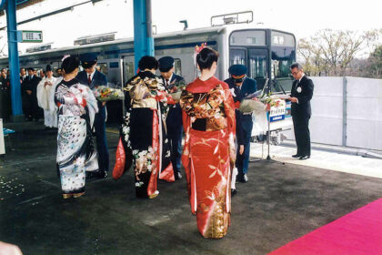 発車式での花束贈呈（1991年・白井市提供）