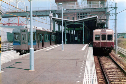 小室駅で並ぶ7000形電車と新京成500形電車