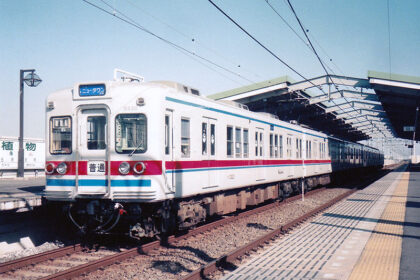 原則6両化された日中時間帯に運用される京成3300形電車